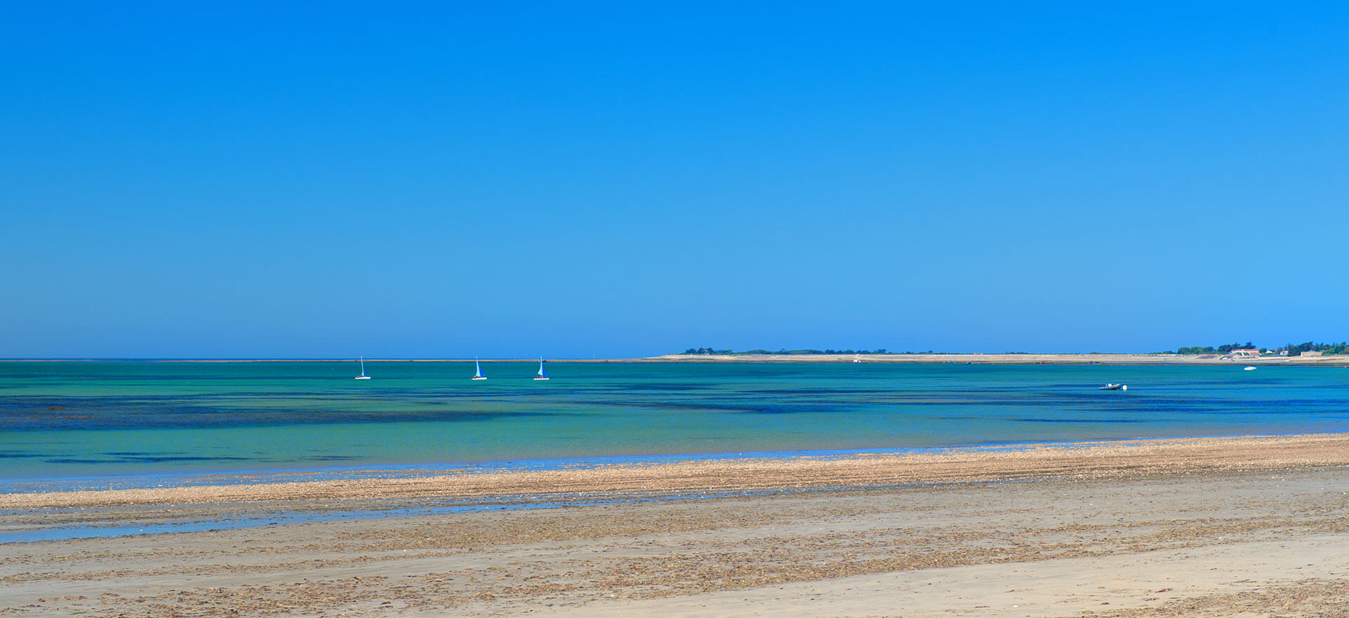 Bandeau home page Plage avec voilier Ile de Ré